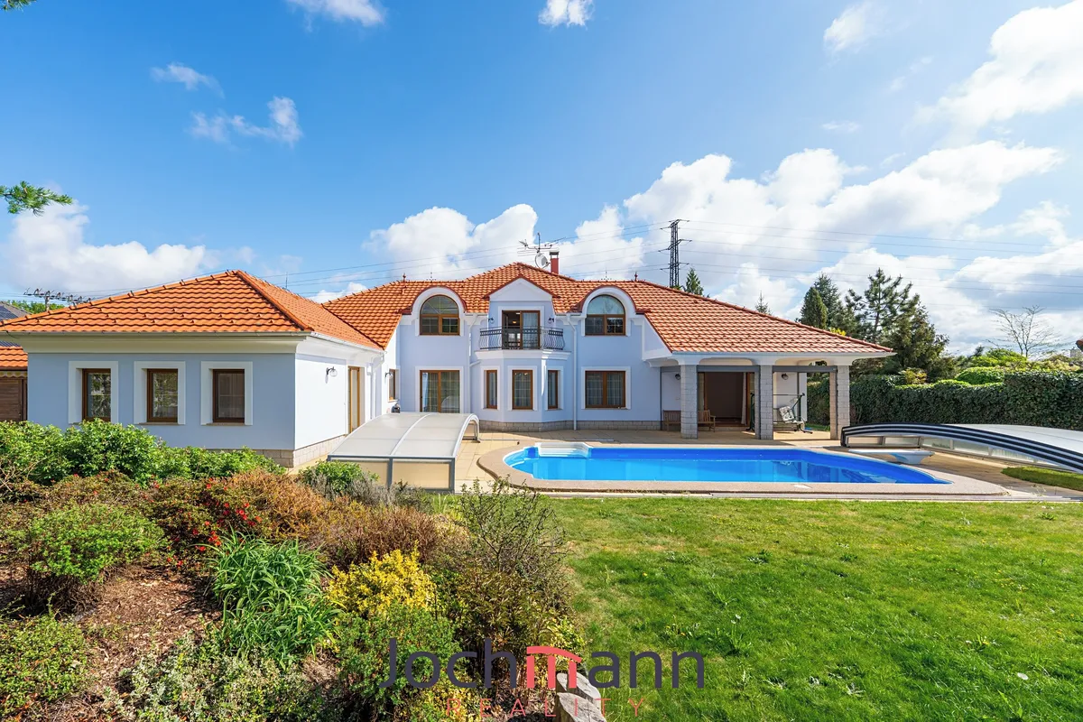 Prodej rodinného domu 351 m², pozemek 1575 m²